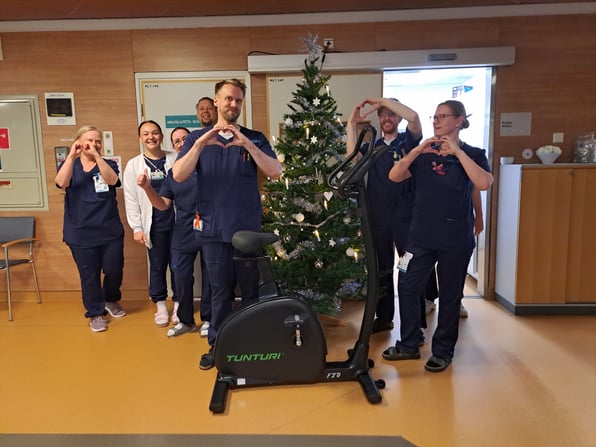 Syöpäklinikan Tukijat lahjoitti kuntopyörän Syäpäkeskuksen Hematologian osastolle