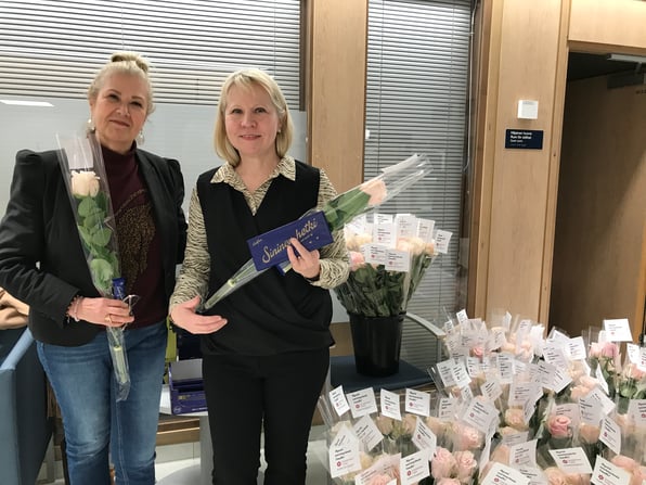 naistenpäivä annetaan ruusu lahjaksi