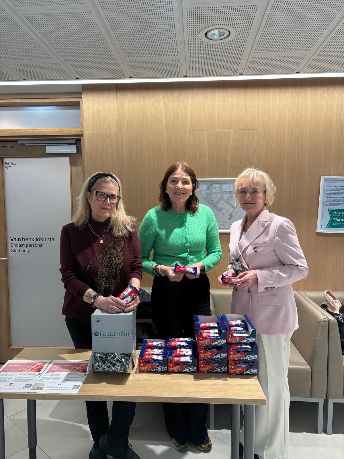 Syöpäklinikan Tukijat jakoivat Syöpäkeskuksen tilaisuudessa Fazerin lahjoittamia suklaita